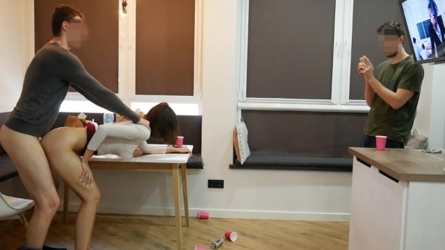 Я нагнул девушку моего друга у стола и трахнул, а он посмотрел на половой акт