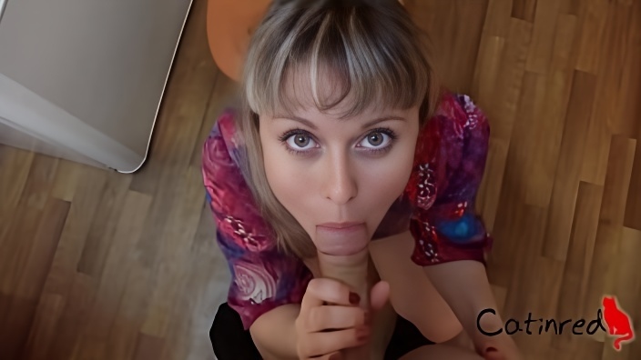 Домохозяйка в розовом халате отсосала русскому электрику