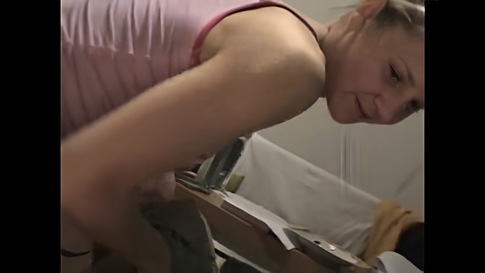 Сексуальная молодуха с упругими булками и в майке возбудила кавалера минетом, после чего отдалась ему