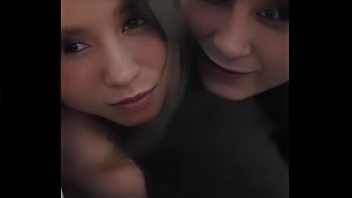 Девка делает видео селфи, пока хахаль жарит ее в пилотку