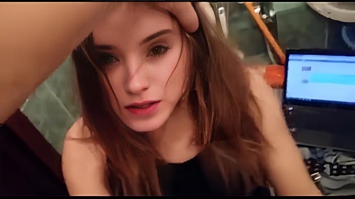 Партнер взял за волосы подругу в черном платье и засунул ей член в глотку