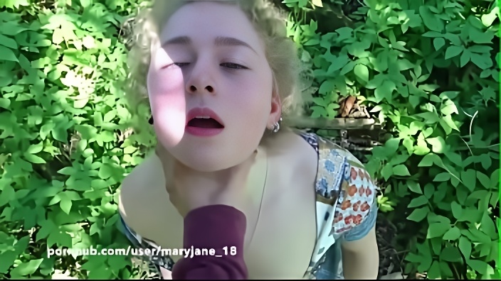 19-летняя чувиха задирает платье и получает в щель фаллос партнера на улице