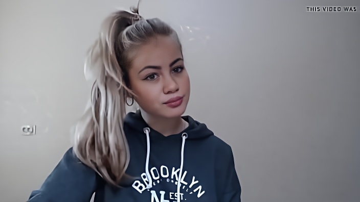 Русская вебкамщица крутит голой жопой и достает из кофточки и огромные дойки