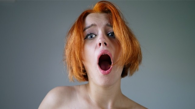 Рыжая бестия с бритой щелью занимается сексом с кавалером и сосет ему