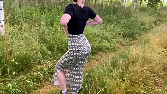 Давалка нагнулась у дерева в поле и приняла большой член любовника в писю