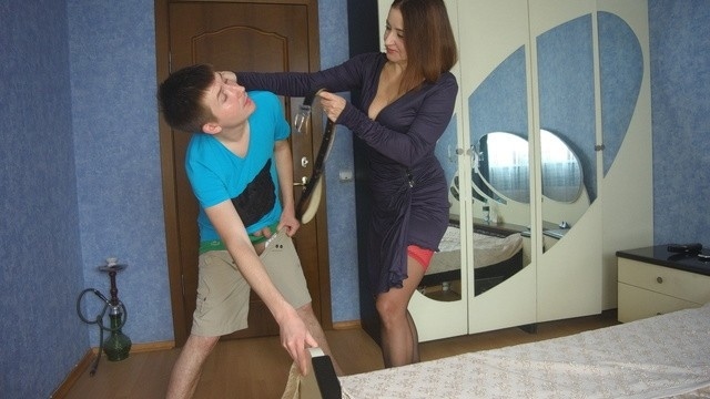 Сорокалетняя тетка заманила в спальню сына своей подруги и дала ему в пилотку