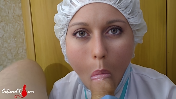 Русская докторша в резиновых перчатках сосет хуй пациента и лечит его