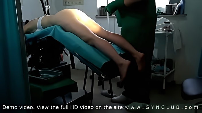 Медик поставил в позу опытную бабу и принялся дрочить ее щель игрушкой