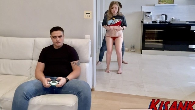 Чувак прячется от приятеля за стеной и жахает в дырочку его грудастую девушку