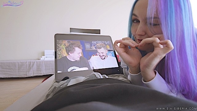 Бесстыжая россиянка 18ти лет с крашенными волосами сосет член и дает во все дыры соседу перед ноутом