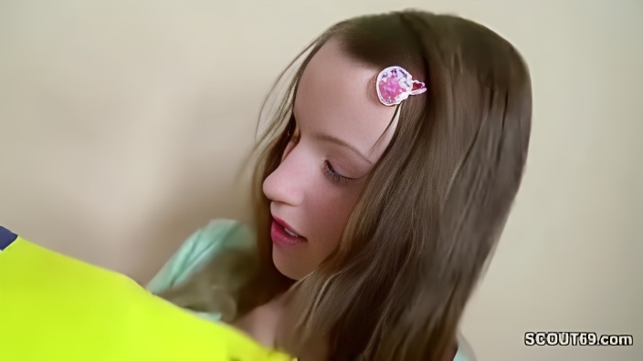 Брюнетка в розовом платье отсосала ухажеру и потрахалась с ним