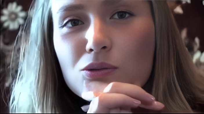 Хахаль выдавливает из сисек подруги грудное молоко, сняв с неё нижнее белье