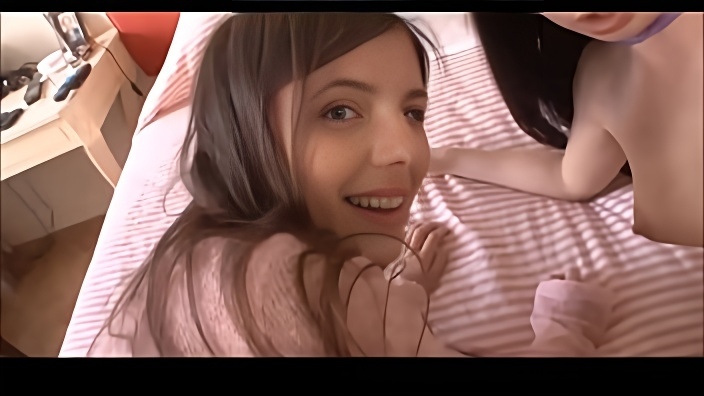 Брюнетка попросила своего парня трахнуть в анус лучшую подругу и раздвигала её булки