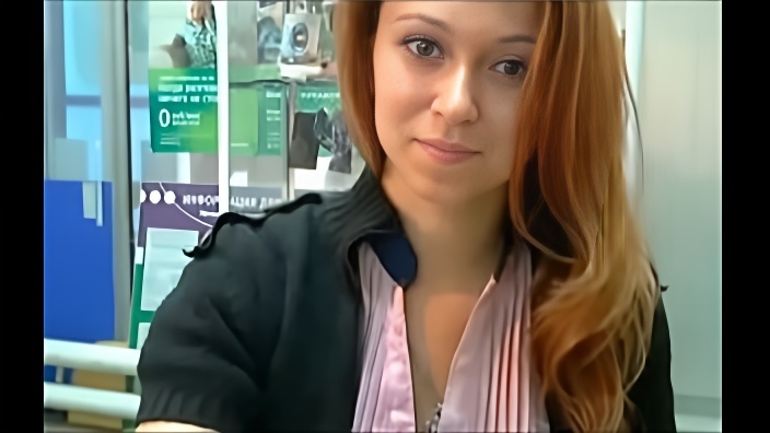 Рыжая дама с большой жопой дрочит вагину бананом в офисе