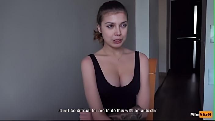 Русская красотка завтракает бананом и ублажает минетом избранника