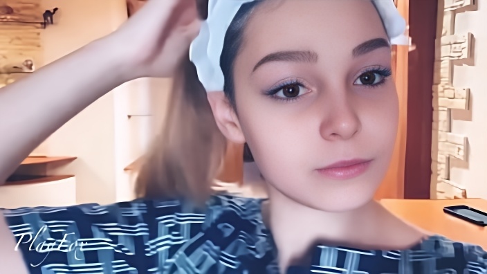 Студентка со светлыми волосами и с карими глазами легла рядом с хахалем и отсосала ему