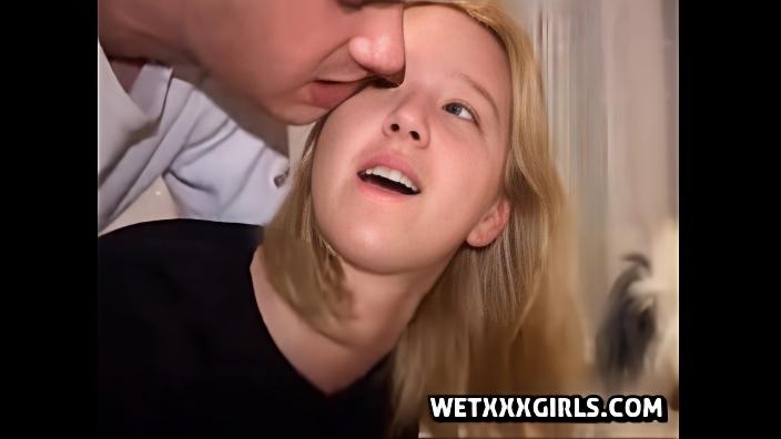 Блондинка с длинными волосами получила сперму парня на язык после анала