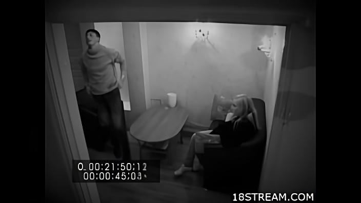 Телочка со светлыми волосами села за столик с приятелем, где и дала ему в вагину