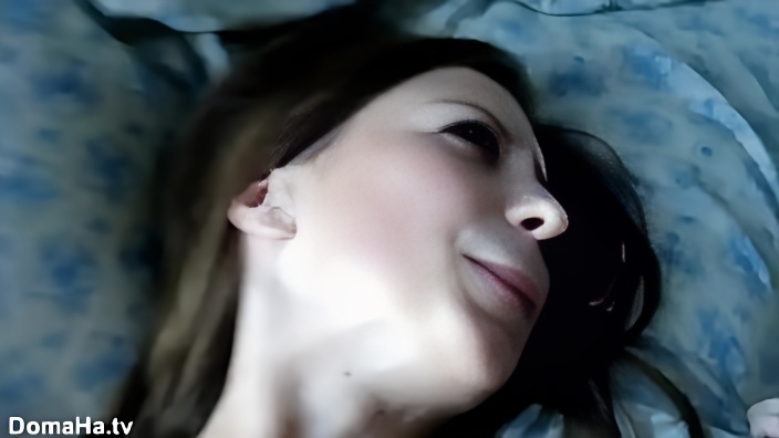 Худощавая телочка лежит на спине и принимает в бритую письку здоровый елдак ухажера