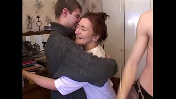 Зрелая дама привела домой несколько парней, которым отсосала и дала в киску