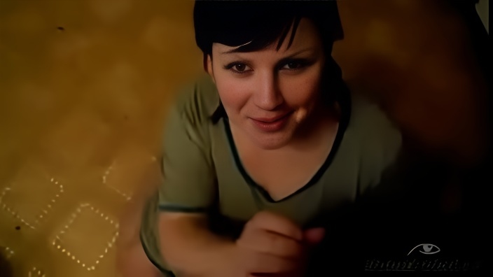 Брюнетка позволила любовнику заснять как она сосет член для личного архива