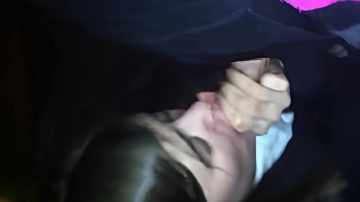 Ленка в парадной решила подрочить соседу и сделала ему минет