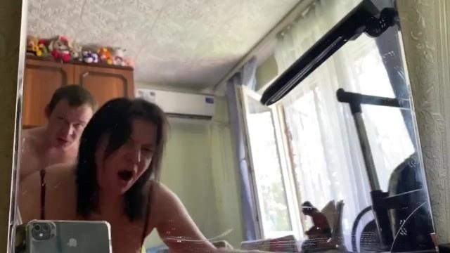 Мужик перед зеркалом отодрал мамашу в возбужденную пилотку