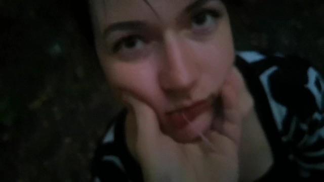 Русская женщина в темноте берет в рот член оператора и отсасывает ему