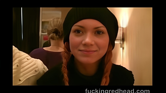 Девушка в черной шапке отсасывает партнерам и дает им раком