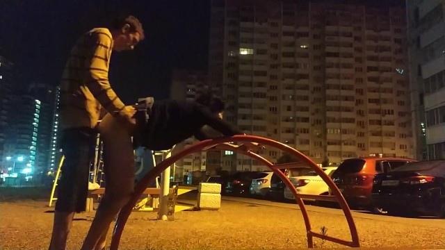 Мужик во дворе дома дает подружке за щеку и трахает ее в позе раком