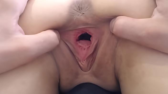 Мужик поставил в позу обнаженную россиянку и принялся делать ей массаж пилотки