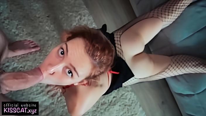 Парень имеет в гостиной озорную милашку в нижнем белье и короткой юбке