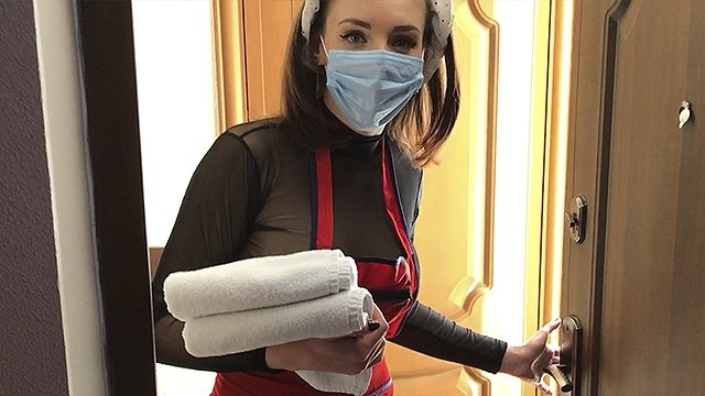 Уборка в доме пошла не по плану и домработнице пришлось принять член хозяина в щель