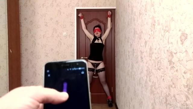 Горячая дама с темными волосами и с завязанными глазами позирует перед камерой