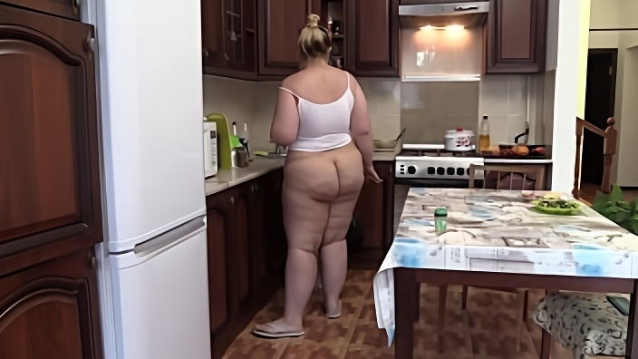 Извращенец заснял пухлую попу домработницы Любы на скрытую камеру