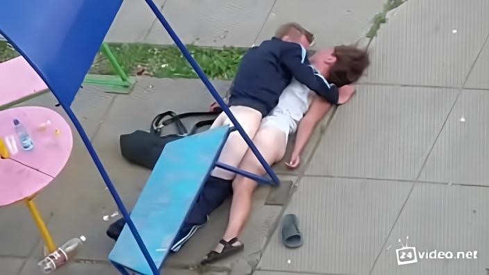 Русская мамка после дискотеки трахается с хахалем на улице