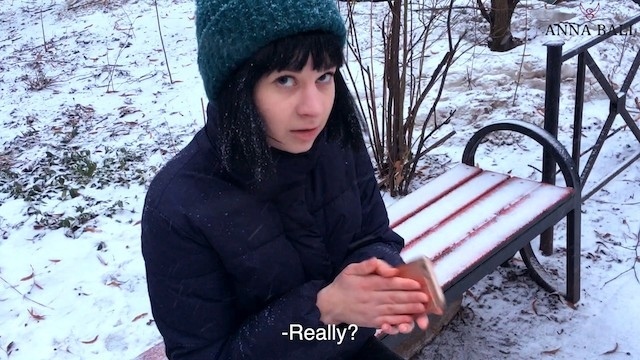 Пикапер дает за щеку привлекательной брюнетке, с которой познакомился на улице