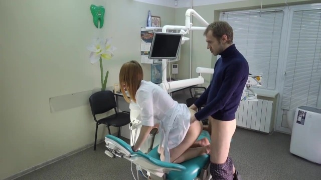 Мамка в медицинской униформе побаловала чувака минетом и отдалась ему на рабочем месте