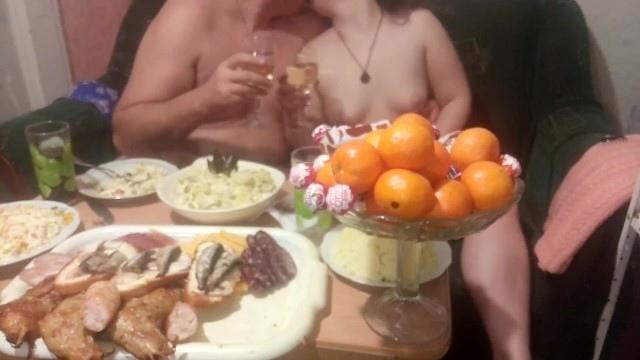 Мужик устроил пышное застолье с опытной подружкой, которую быстро развел на секс