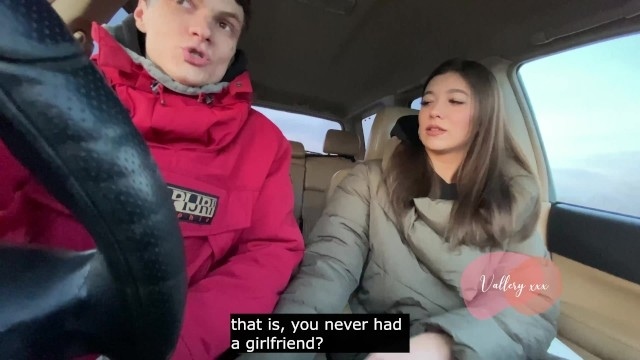 Пассажирка запала на деревенского чувака и решила сделать ему минет в тачке