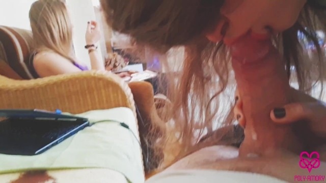 Молодая россиянка за спиной у подружки отсосала приятелю и занялась с ним сексом