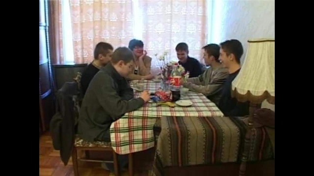 Русская дама устроила посиделки с парнями, которым дала в возбужденную щель