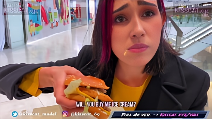 Русская куколка с розовыми волосами дала отодрать себя большим стволом в магазине