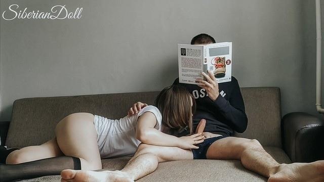 Парню пришлось перестать читать книгу, ведь толстозадая красотка захотела попрыгать на его члене