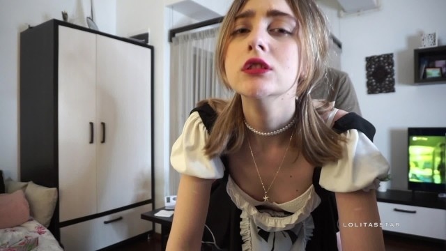 Горячая телочка в униформе залезла на кровать, где ее отодрал татуированный мужик