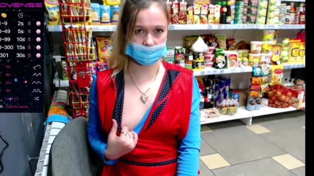 Продавщица из супермаркета заскучала на рабочем месте и засветила сиськами