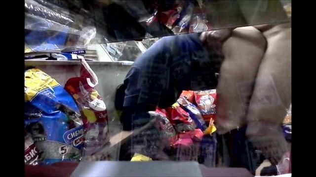 Молодая девка в супермаркете встала в позу перед хахалем, чтобы дать в щель