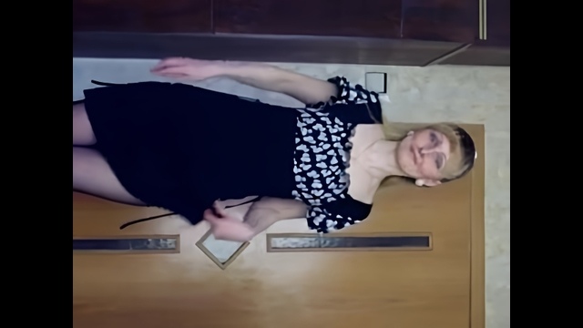 Худощавая мамка с мохнатой щелью зашла в квартиру, где она продемонстрировала голое тело