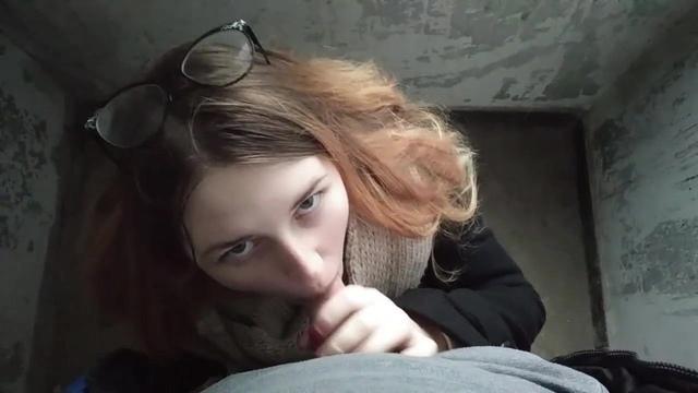 Русская телка в черном пальто отправилась с другом в подъезд, чтобы потрахаться