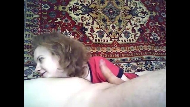 Русская дама с кудрявыми волосами лежит рядом с обнаженным партнером и сосет его конец